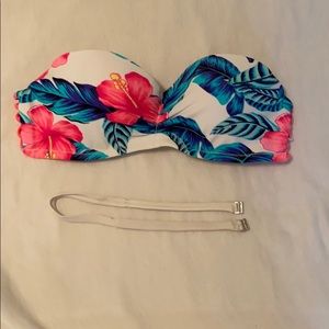 Gorgeous bikini with a tropical flower print!